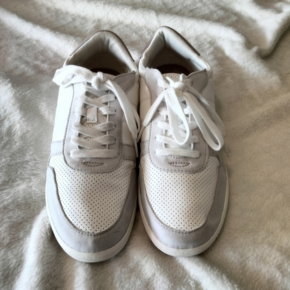 Universal Threads Sneakers - Picture 2 of 5